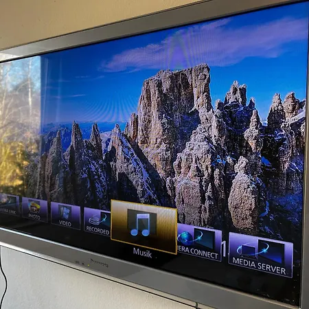 Einzelbettzimmer Mit Flachbild Tv Und Kueche Bei Hamburg Und Airport