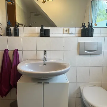 Einzelbettzimmer Mit Flachbild Tv Und Kueche Bei Hamburg Und Airport *